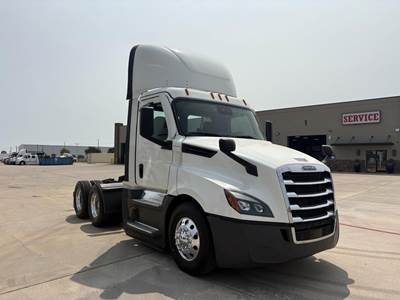 Freightliner CASCADIA 126 Day Cab Truck - Detroit 450HP