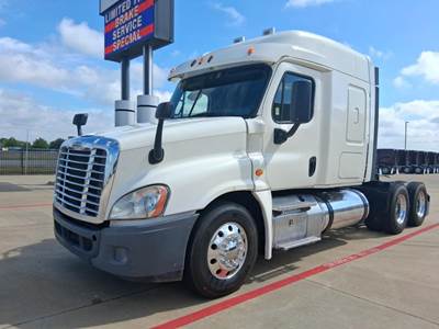 Freightliner CASCADIA 125 Sleeper Semi Truck - Detroit 455HP
