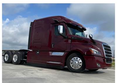Freightliner Cascadia 126 Sleeper Semi Truck - Detroit 400HP