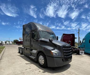 Freightliner Cascadia 126 Sleeper Semi Truck - Detroit 455HP