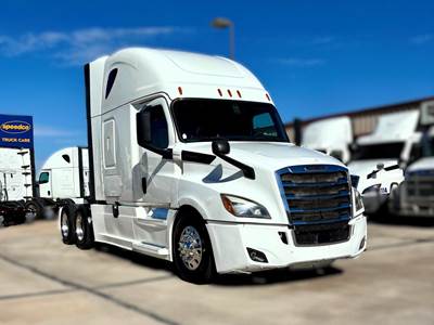 Freightliner Cascadia 126 Sleeper Semi Truck - Detroit 400HP