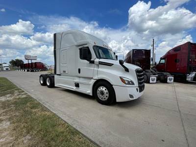 Freightliner Cascadia 126 Sleeper Semi Truck - Detroit 455HP