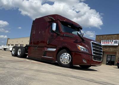 Freightliner Cascadia 126 Sleeper Semi Truck - Detroit 400HP