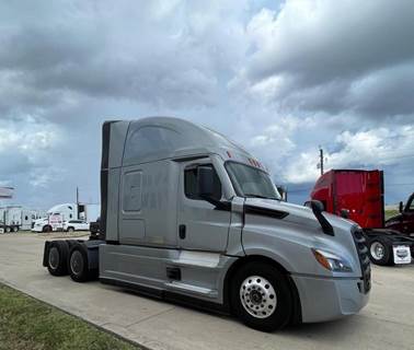 Freightliner Cascadia 126 Sleeper Semi Truck - Detroit 455HP