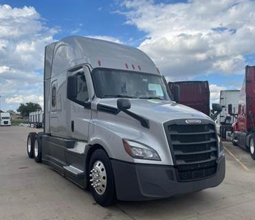 Freightliner Cascadia 126 Sleeper Semi Truck - Detroit 455HP