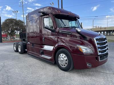 Freightliner Cascadia 126 Sleeper Semi Truck - Detroit 400HP