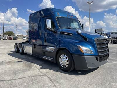 Freightliner Cascadia 126 Sleeper Semi Truck - Detroit