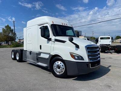Freightliner Cascadia 126 Sleeper Semi Truck - Detroit 400HP