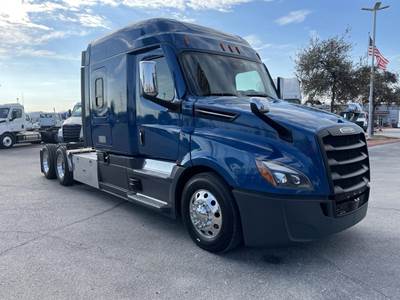Freightliner Cascadia 126 Sleeper Semi Truck - Detroit 455HP