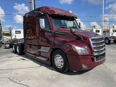 Freightliner CASCADIA 126 Sleeper Semi Truck - Detroit 400HP