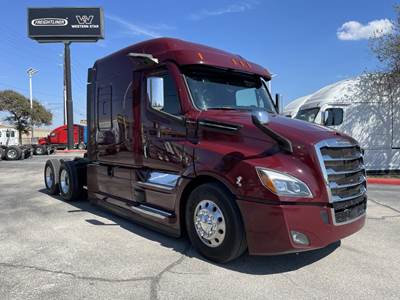 Freightliner CASCADIA 126 Sleeper Semi Truck - Detroit 400HP