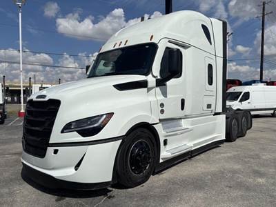 Freightliner Cascadia 126 Sleeper Semi Truck - Detroit 455HP