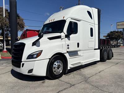 Freightliner Cascadia 126 Sleeper Semi Truck - Detroit 505HP