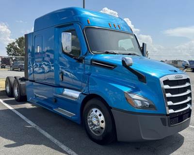 Freightliner Cascadia 126 Sleeper Semi Truck - Detroit 455HP