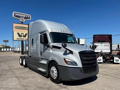Freightliner Cascadia 126 Sleeper Semi Truck - Detroit 455HP