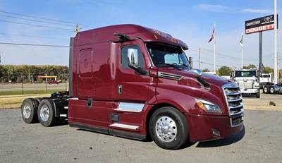 Freightliner CASCADIA 126 Sleeper Semi Truck - Detroit 400HP