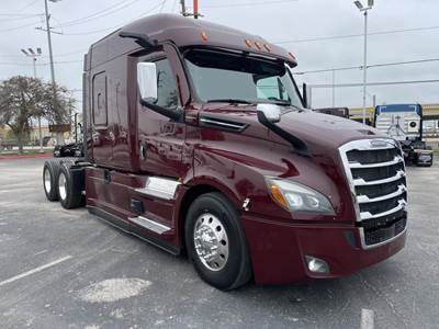 Freightliner Cascadia 126 Sleeper Semi Truck - Detroit 400HP