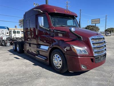 Freightliner CASCADIA 126 Sleeper Semi Truck - Detroit 400HP