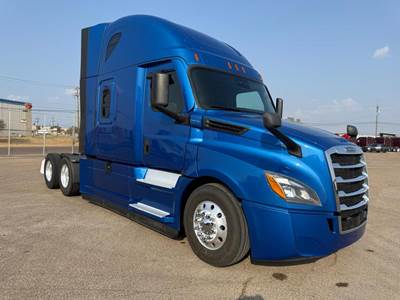 Freightliner Cascadia 126 Sleeper Semi Truck - Detroit 400HP