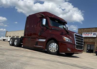Freightliner Cascadia 126 Sleeper Semi Truck - Detroit 400HP
