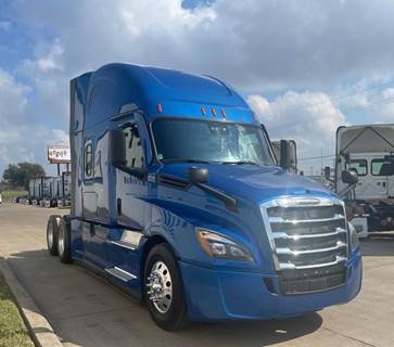 Freightliner Cascadia 126 Sleeper Semi Truck - Detroit 400HP