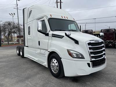 Freightliner Cascadia 126 Sleeper Semi Truck - Detroit 455HP
