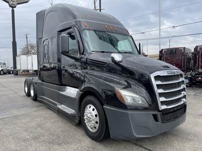 Freightliner Cascadia 126 Sleeper Semi Truck - Detroit 455HP