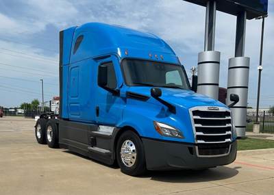 Freightliner Cascadia 126 Sleeper Semi Truck - Detroit 400HP