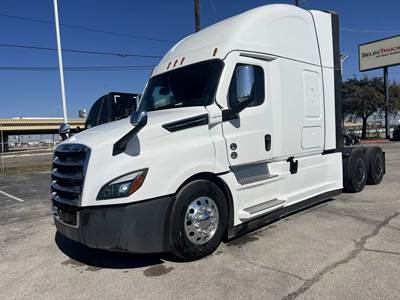 Freightliner Cascadia 126 Sleeper Semi Truck - Detroit 455HP