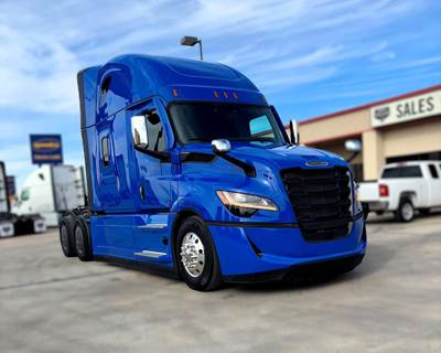 Freightliner Cascadia 126 Sleeper Semi Truck - Detroit 455HP