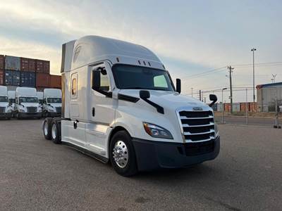 Freightliner Cascadia 126 Sleeper Semi Truck - Detroit 400HP
