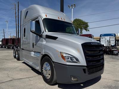 Freightliner CASCADIA 126 Sleeper Semi Truck - Detroit 455HP