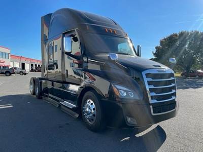 Freightliner Cascadia 126 Sleeper Semi Truck - Detroit 455HP