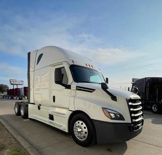 Freightliner Cascadia 126 Sleeper Semi Truck - Detroit 455HP