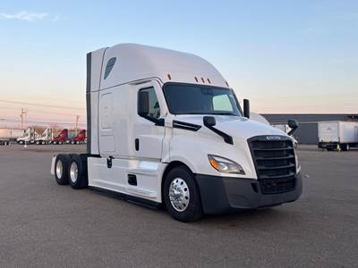 Freightliner Cascadia 126 Sleeper Semi Truck - Detroit 455HP