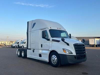 Freightliner Cascadia 126 Sleeper Semi Truck - Detroit 455HP
