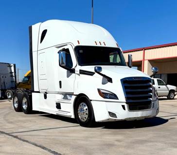 Freightliner Cascadia 126 Sleeper Semi Truck - Detroit 400HP