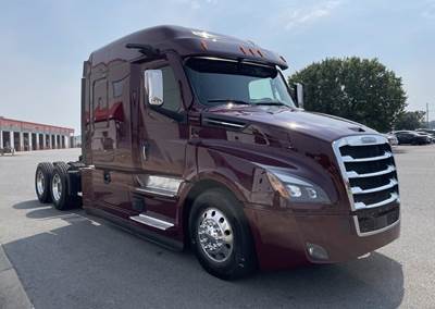 Freightliner CASCADIA 126 Sleeper Semi Truck - Detroit 400HP