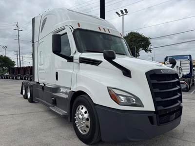 Freightliner Cascadia 126 Sleeper Semi Truck - Detroit 455HP