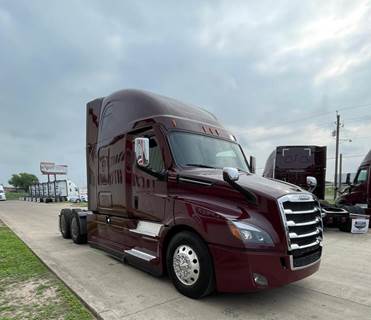 Freightliner Cascadia 126 Sleeper Semi Truck - Detroit 455HP