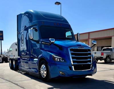Freightliner Cascadia 126 Sleeper Semi Truck - Detroit 475HP