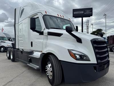 Freightliner Cascadia 126 Sleeper Semi Truck - Detroit 455HP