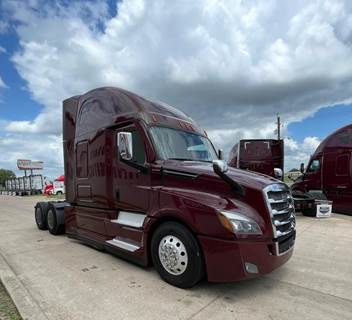 Freightliner Cascadia 126 Sleeper Semi Truck - Detroit 455HP