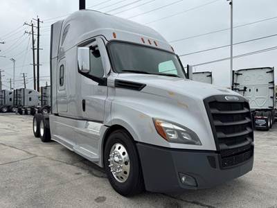 Freightliner Cascadia 126 Sleeper Semi Truck - Detroit 455HP