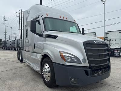 Freightliner Cascadia 126 Sleeper Semi Truck - Detroit 455HP