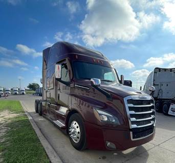Freightliner Cascadia 126 Sleeper Semi Truck - Detroit 455HP