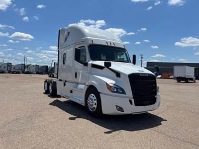 Freightliner Cascadia 126 Sleeper Semi Truck - Detroit 455HP