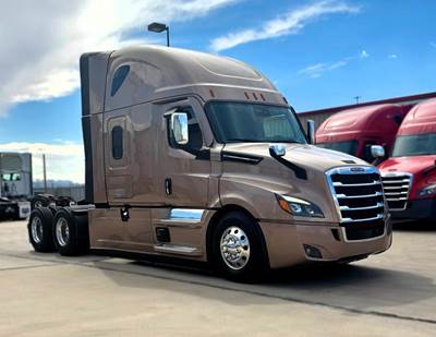 Freightliner Cascadia 126 Sleeper Semi Truck - Detroit 455HP