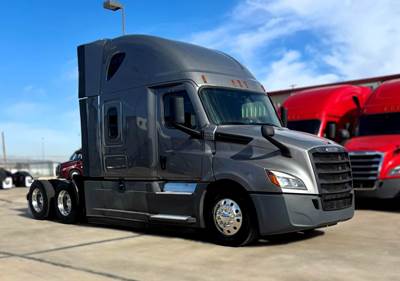 Freightliner Cascadia 126 Sleeper Semi Truck - Detroit 400HP