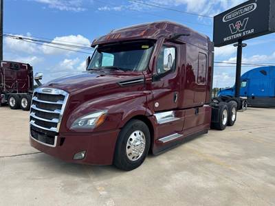 Freightliner CASCADIA 126 Sleeper Semi Truck - Detroit 400HP